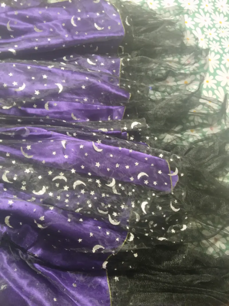Falda de disfraz morada con estrellas y lunas - 2
