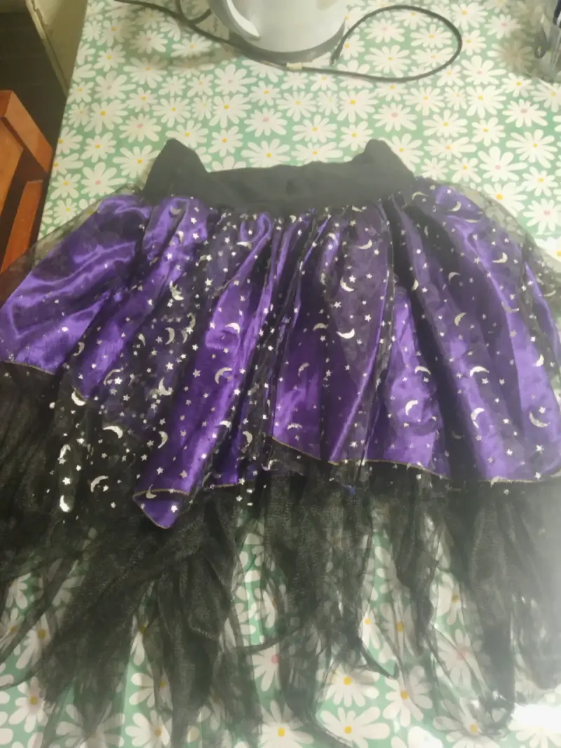 Falda de disfraz morada con estrellas y lunas - 3