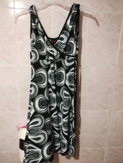 Vestido estampado en blanco y negro - miniatura 1