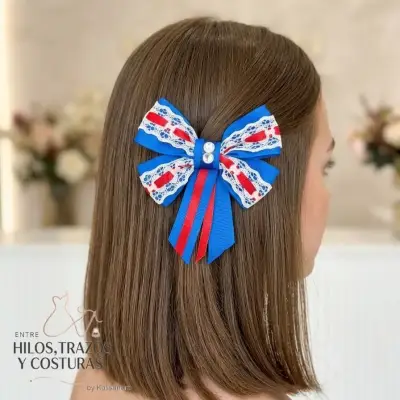 Lazo para el cabello tricolor con encaje y perlas - miniatura 1