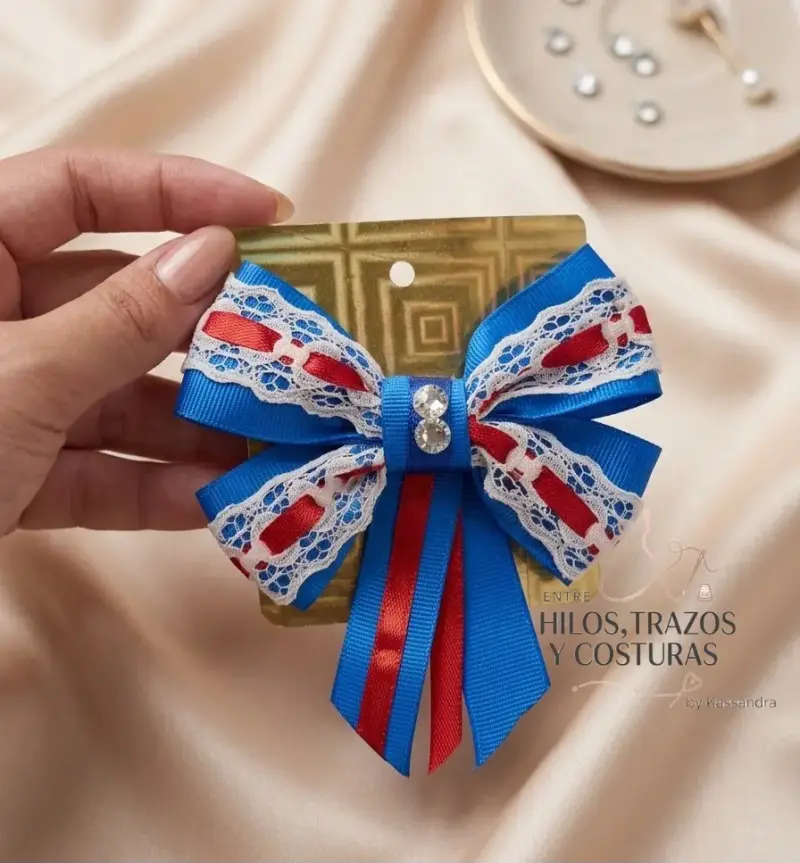 Lazo para el cabello tricolor con encaje y perlas - 2