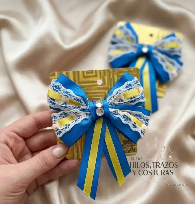 Lazo para el cabello tricolor con encaje y perlas - 3