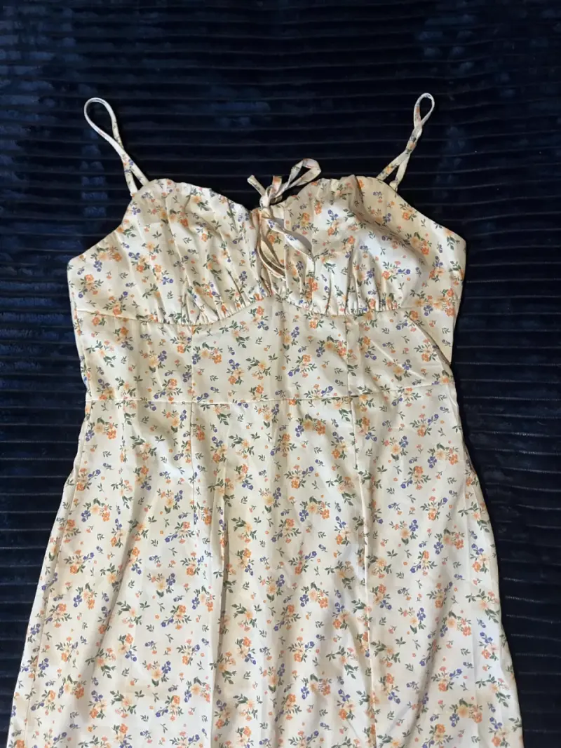 Vestido largo floral con tirantes ajustables