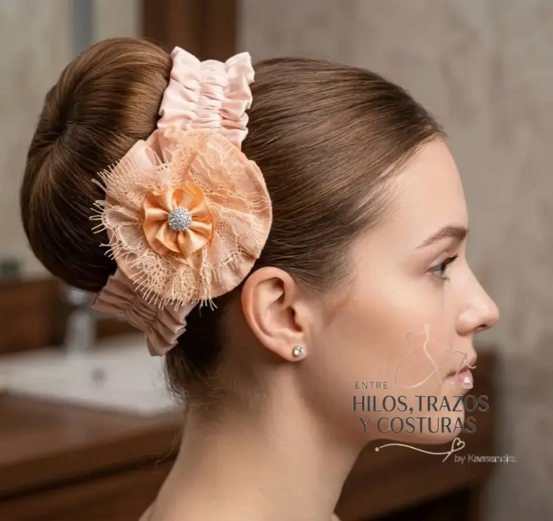 Tocado de Tela con Flor Decorativa