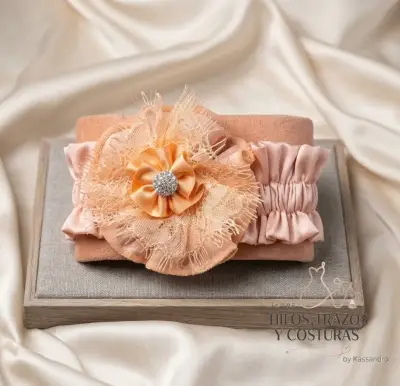 Tocado de Tela con Flor Decorativa - miniatura 2