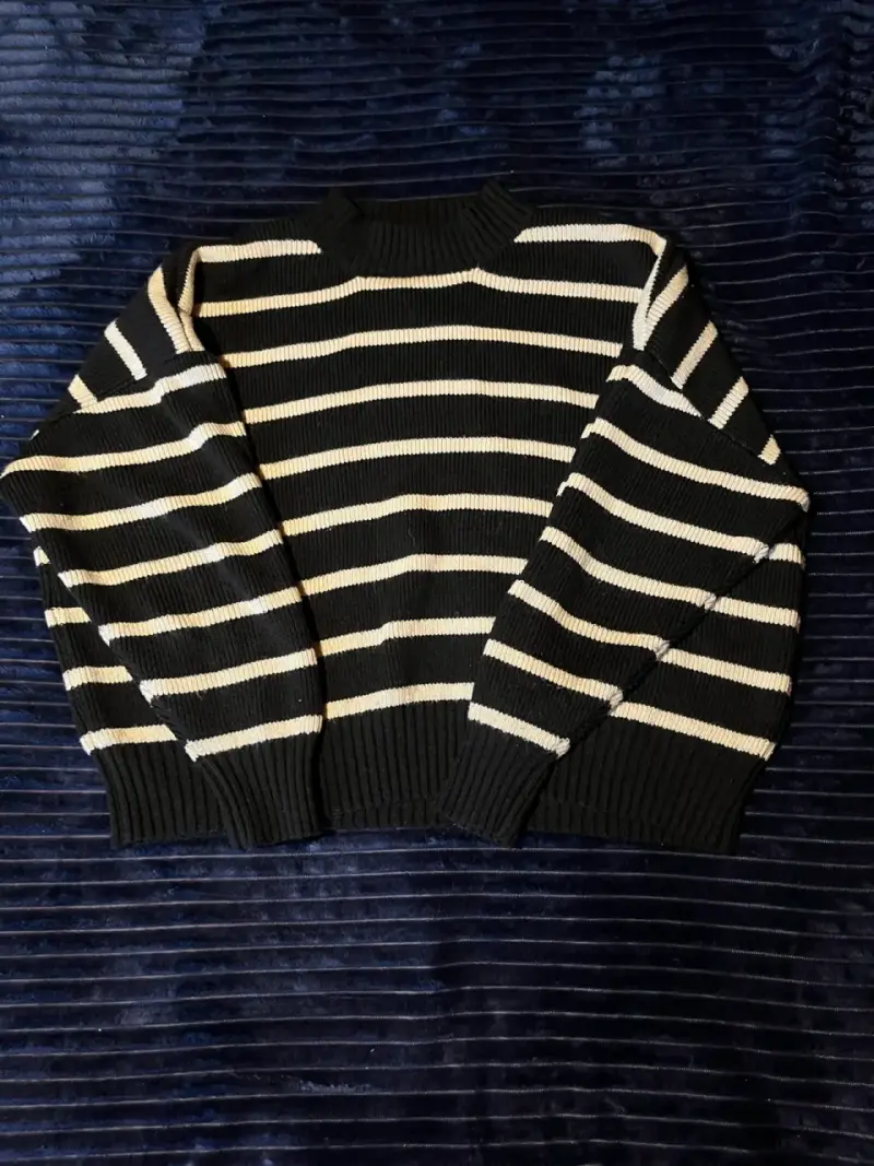 Suéter de rayas negro y blanco para mujer