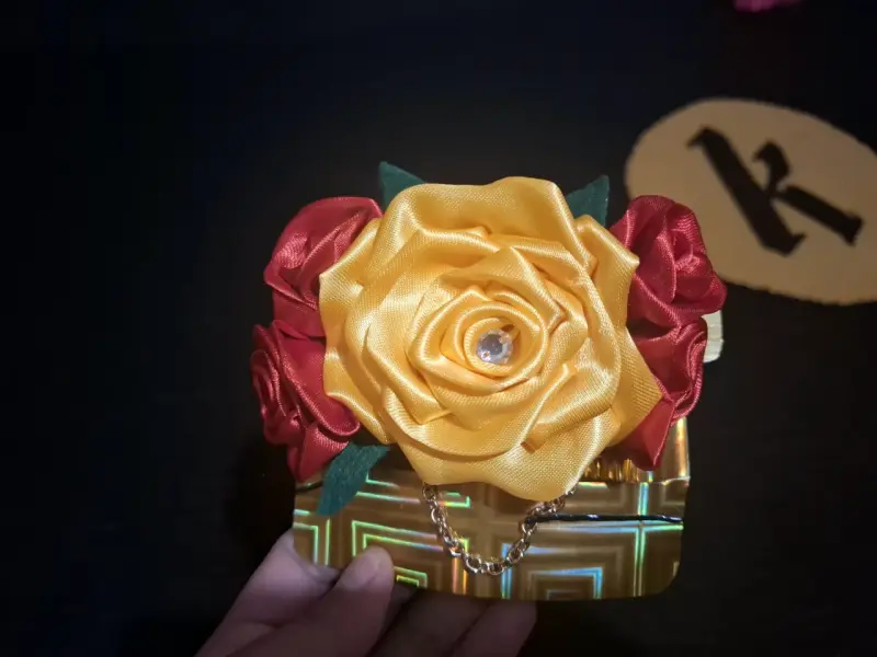 Tocado para el cabello con flores de tela
