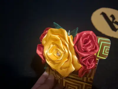 Tocado para el cabello con flores de tela - miniatura 2