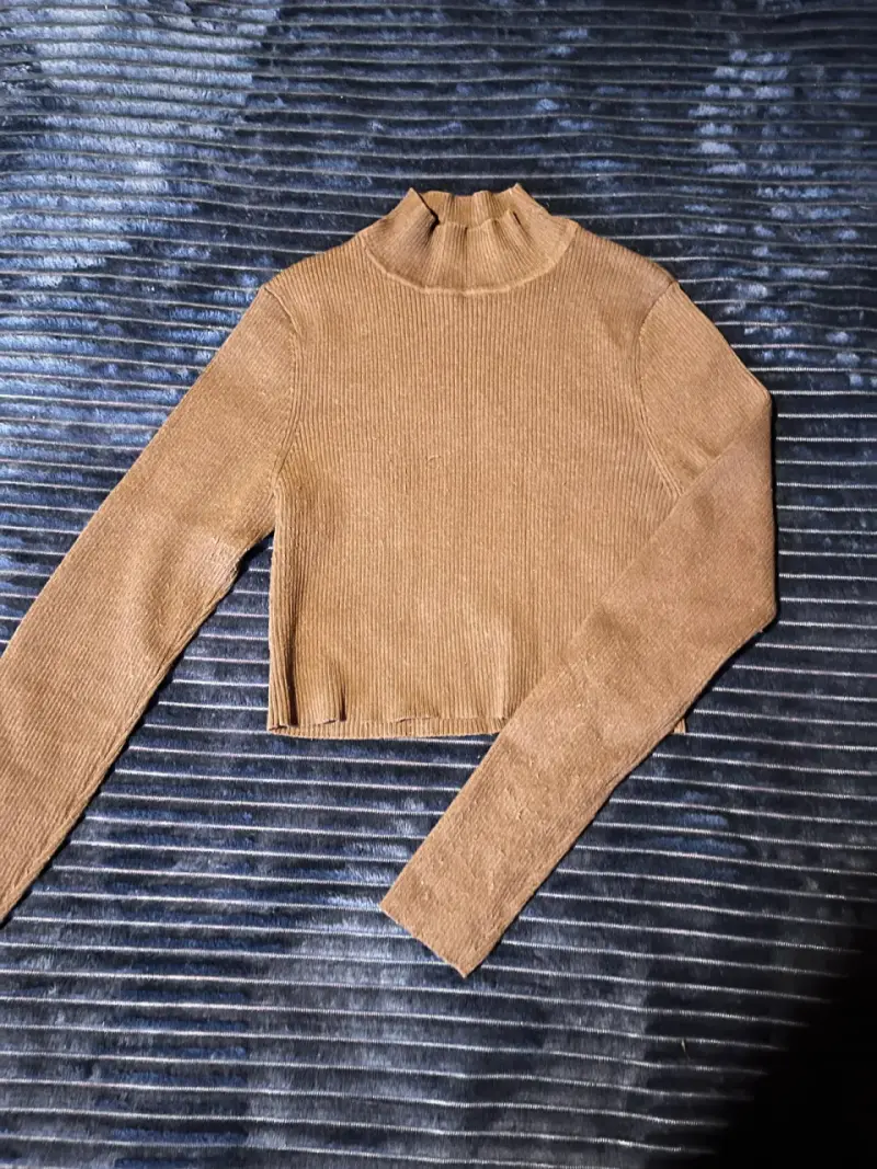 Suéter de punto marrón con cuello alto