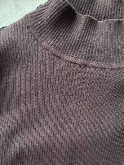 Suéter de punto marrón con cuello alto - miniatura 2