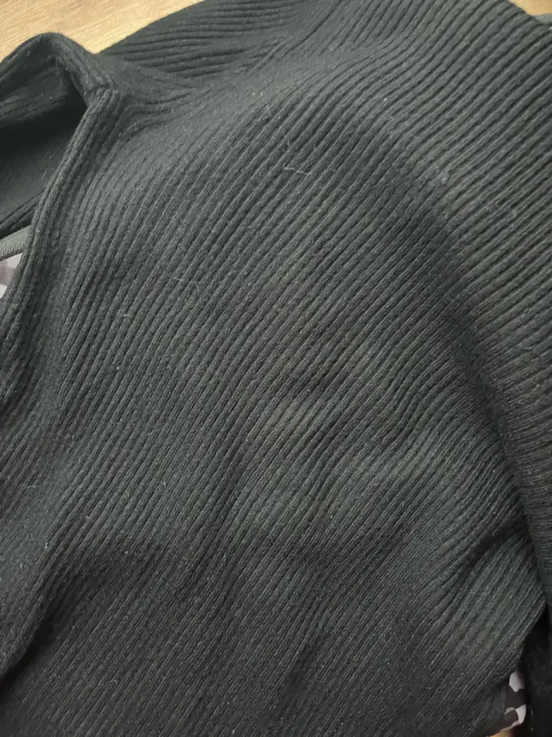 Polera de cuello alto color negro - 2