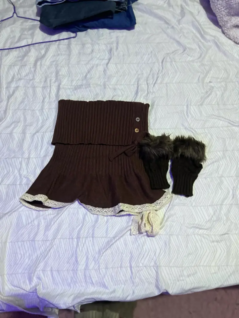 Falda corta marrón con encaje y guantes de lana
