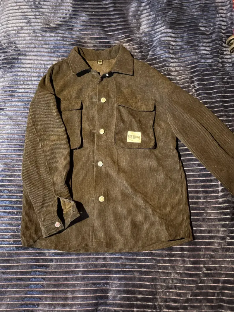 Chaqueta de pana negra con bolsillos