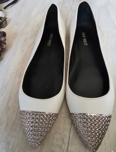 Zapatos planos Nine West blancos con punta metálica - miniatura 1