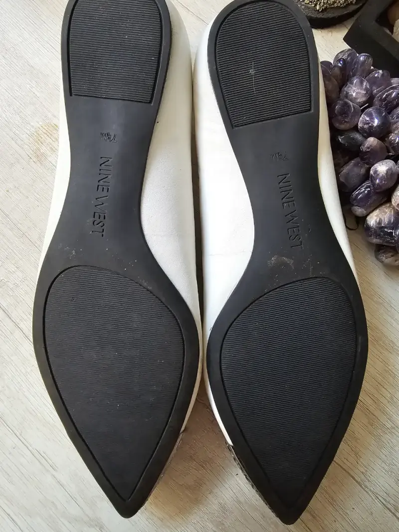 Zapatos planos Nine West blancos con punta metálica - 2