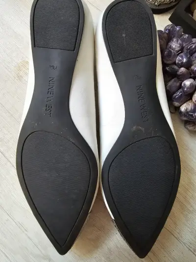 Zapatos planos Nine West blancos con punta metálica - miniatura 2