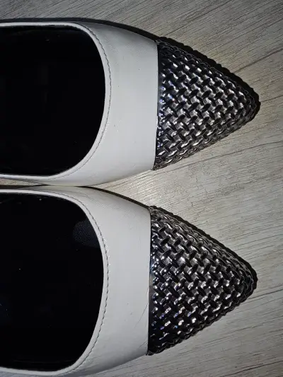 Zapatos planos Nine West blancos con punta metálica - miniatura 3