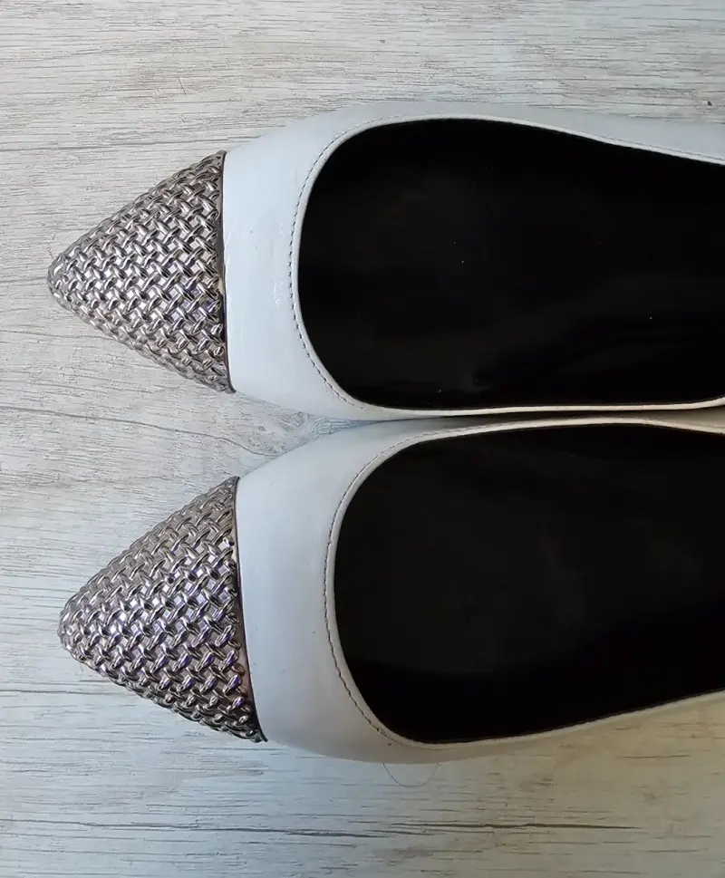 Zapatos planos Nine West blancos con punta metálica - 4