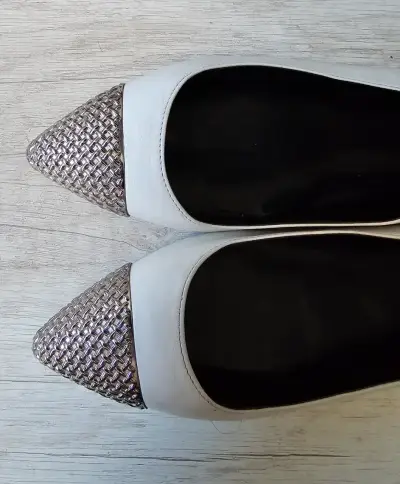 Zapatos planos Nine West blancos con punta metálica - miniatura 4