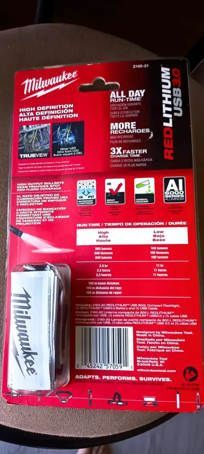Linterna compacta Milwaukee 800 lúmenes recargable - miniatura 1