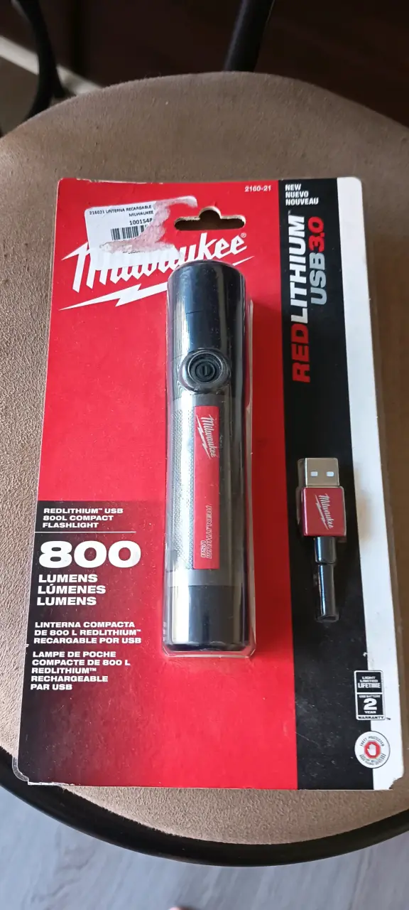Linterna compacta Milwaukee 800 lúmenes recargable - 2