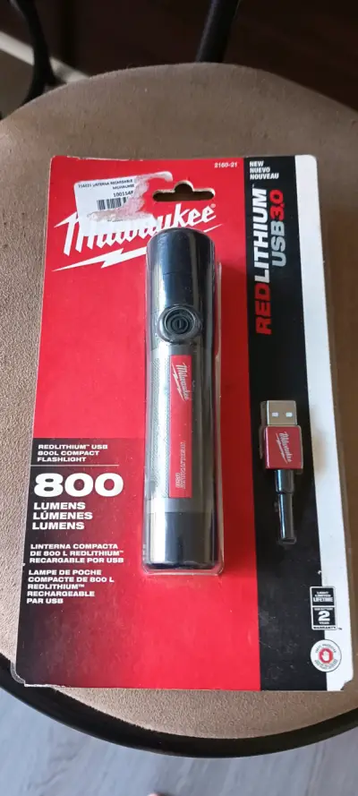 Linterna compacta Milwaukee 800 lúmenes recargable - miniatura 2