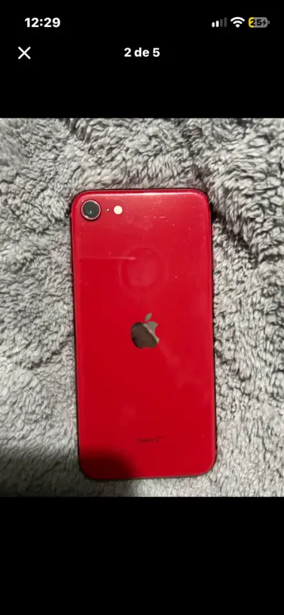 iPhone SE rojo en buen estado - miniatura 1