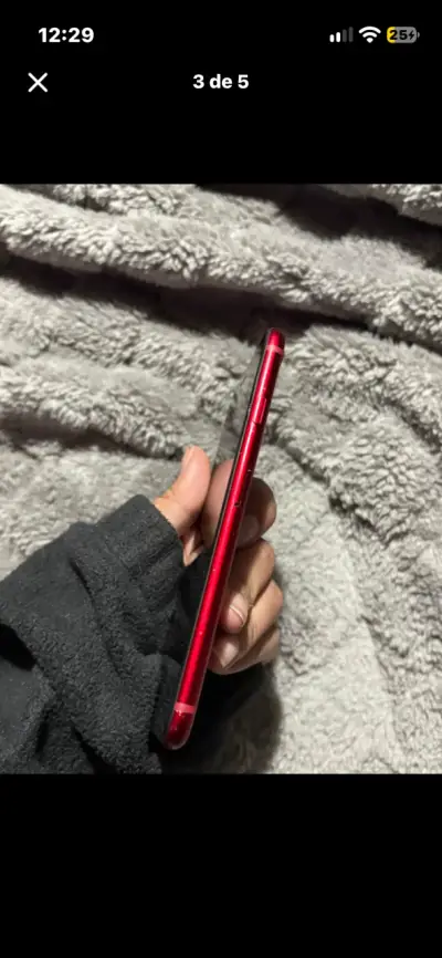 iPhone SE rojo en buen estado - miniatura 3
