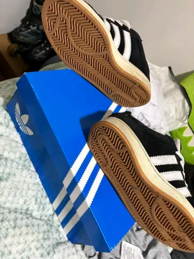 Zapatillas Adidas negras con logo clásico - miniatura 3