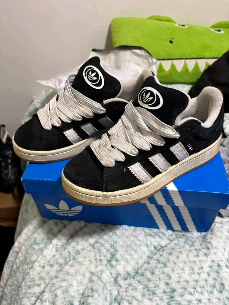 Zapatillas Adidas negras con logo clásico - 4