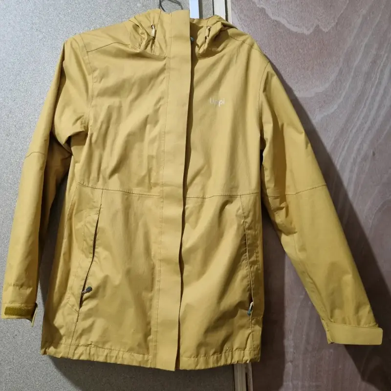 Chaqueta impermeable amarilla con capucha