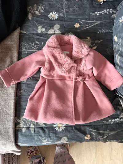 Abrigo de niña rosa con cuello de peluche - miniatura 1