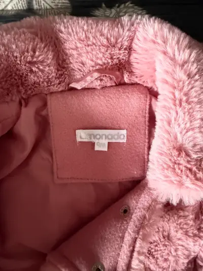 Abrigo de niña rosa con cuello de peluche - miniatura 2