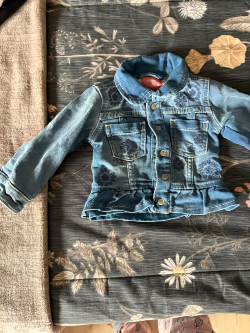 Chaqueta de mezclilla para bebé con diseño floral - 1