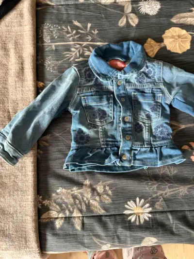 Chaqueta de mezclilla para bebé con diseño floral - miniatura 1