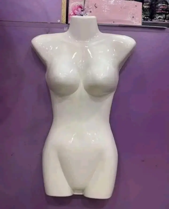 Maniquí de torso femenino blanco para exhibición