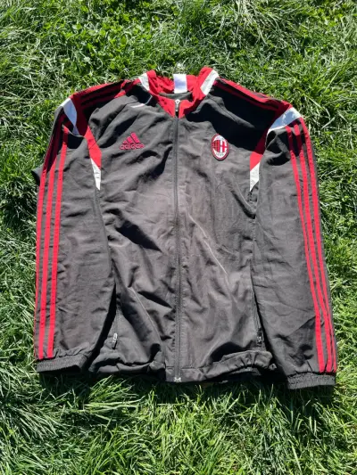 Chaqueta deportiva Adidas AC Milan negra y roja - miniatura 1