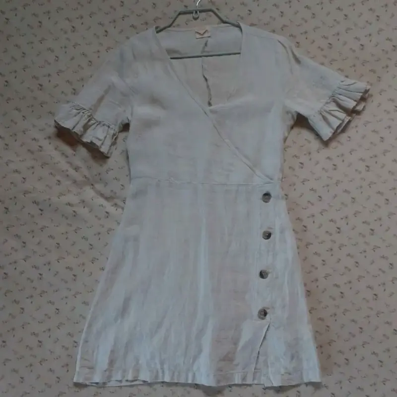 Vestido corto cruzado con botones