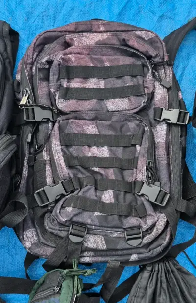 Mochila táctica camuflada con múltiples bolsillos - miniatura 1