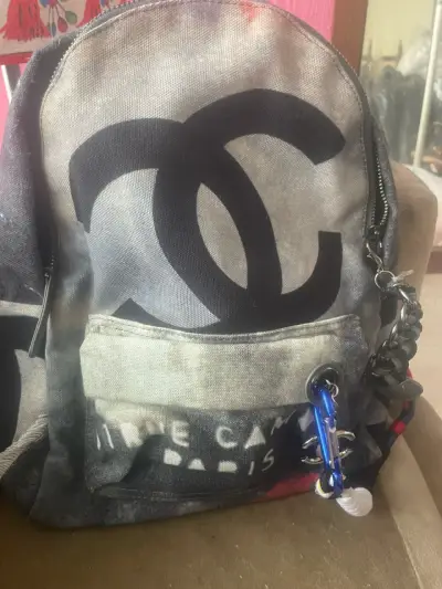 Mochila estilo Chanel con logo grande - miniatura 1
