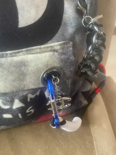 Mochila estilo Chanel con logo grande - miniatura 5