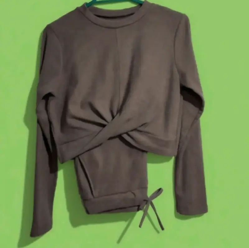 Conjunto deportivo marrón con top cruzado y pantalón - 1