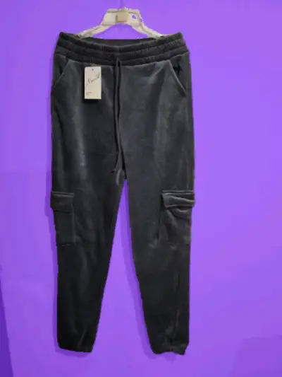 Pantalones jogger de terciopelo negro con bolsillos - miniatura 1