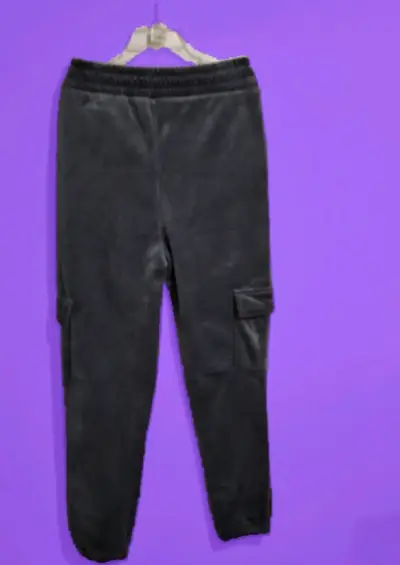 Pantalones jogger de terciopelo negro con bolsillos - miniatura 2