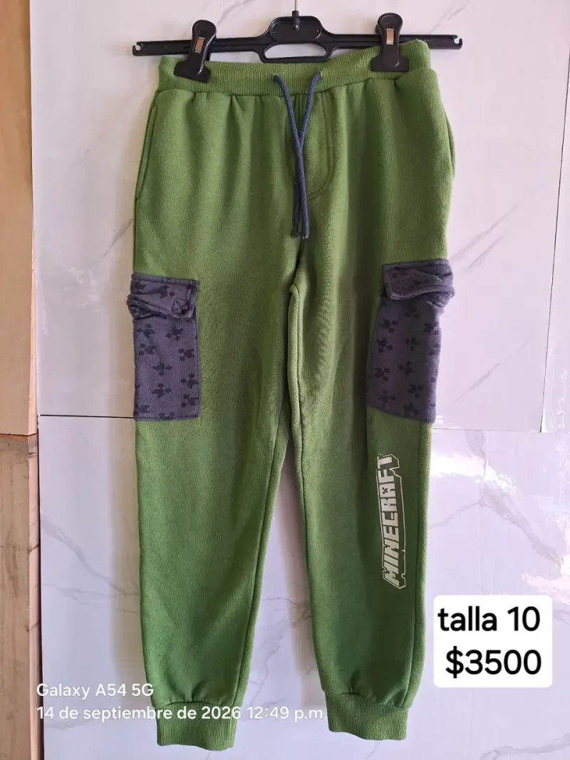 Pantalones deportivos verdes para niños con bolsillos