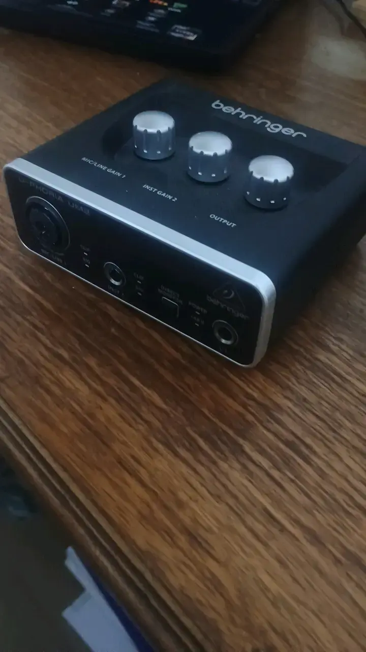 Interfaz de Audio Behringer U-Phoria UM2 USB - 2
