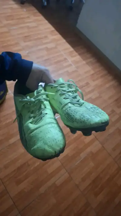 Botines de fútbol verde para hombre - miniatura 2