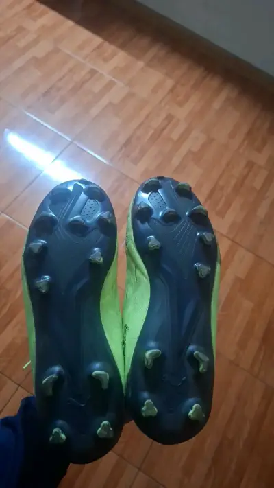 Botines de fútbol verde para hombre - miniatura 3