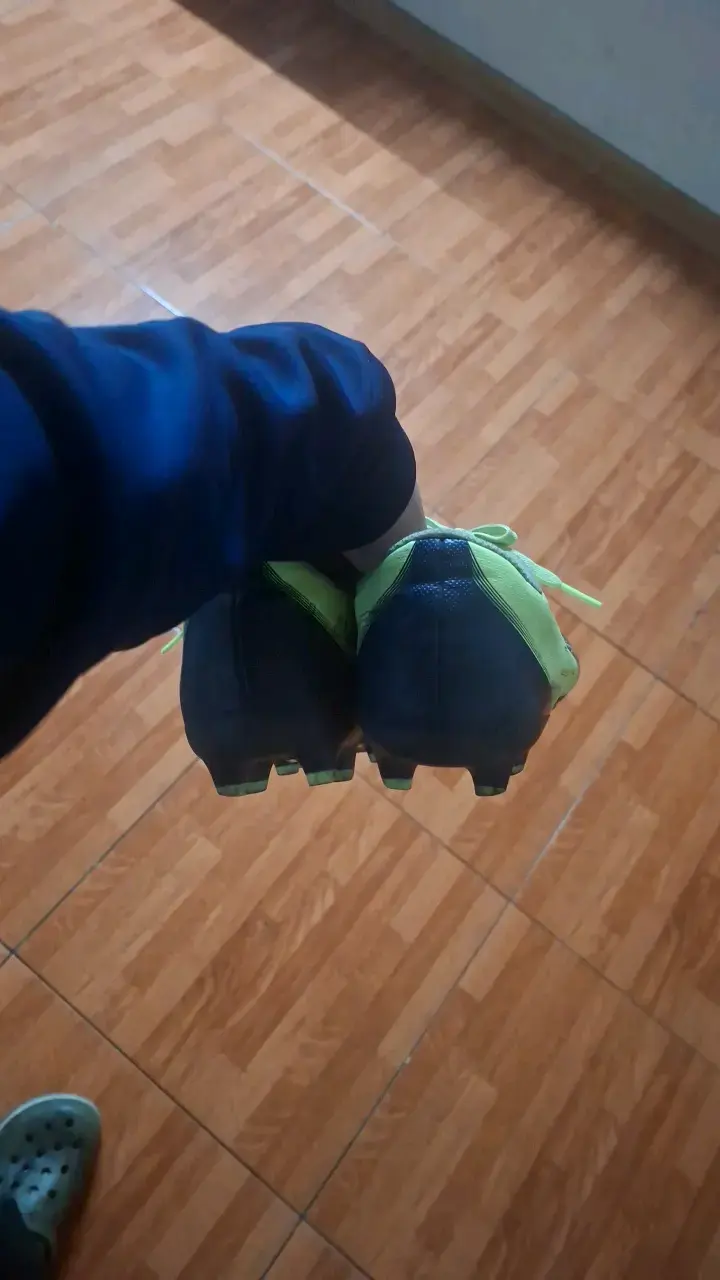 Botines de fútbol verde para hombre - 4