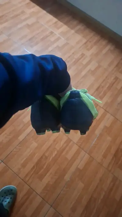 Botines de fútbol verde para hombre - miniatura 4
